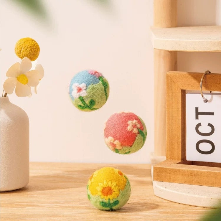 Three-Color Floral Handmade Wool Pet Toy Balls